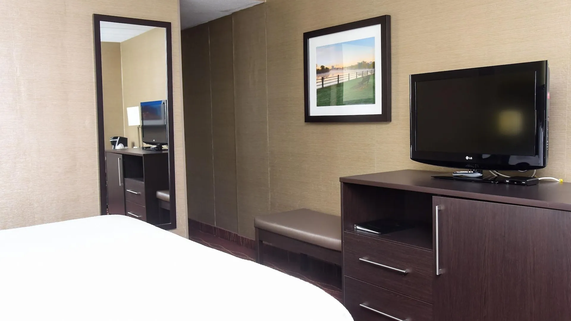 Days Inn By Wyndham Ottawa Hotel
