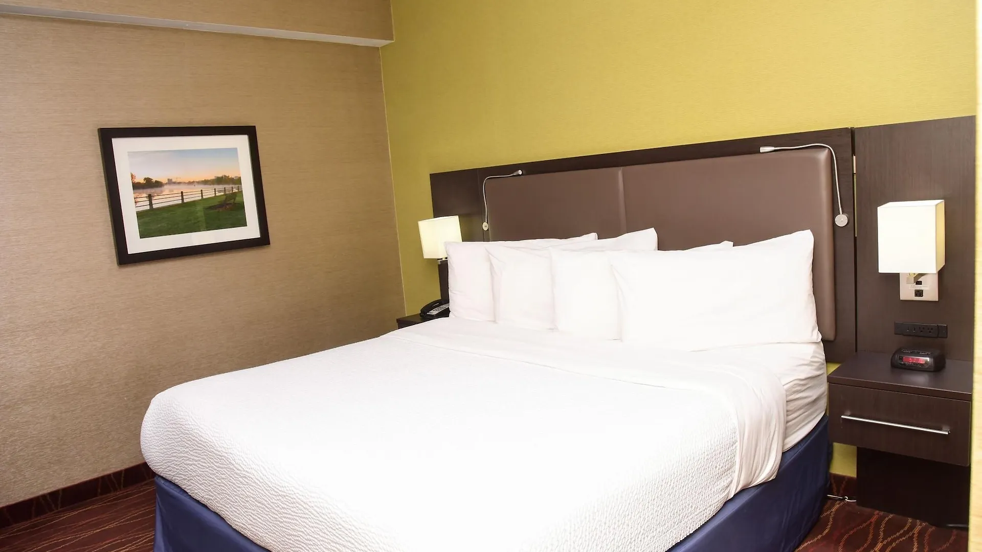 Days Inn By Wyndham Ottawa Hotel